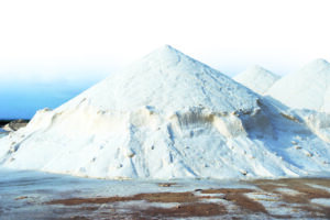 Meersalz in den Salines d’Es Trenc auf Mallorca. Die Salzgewinnungsanlage ist in ein Naturschutzgebiet integriert.