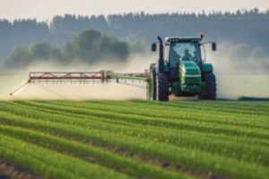 Traktor beim Ausbringen von Pestiziden